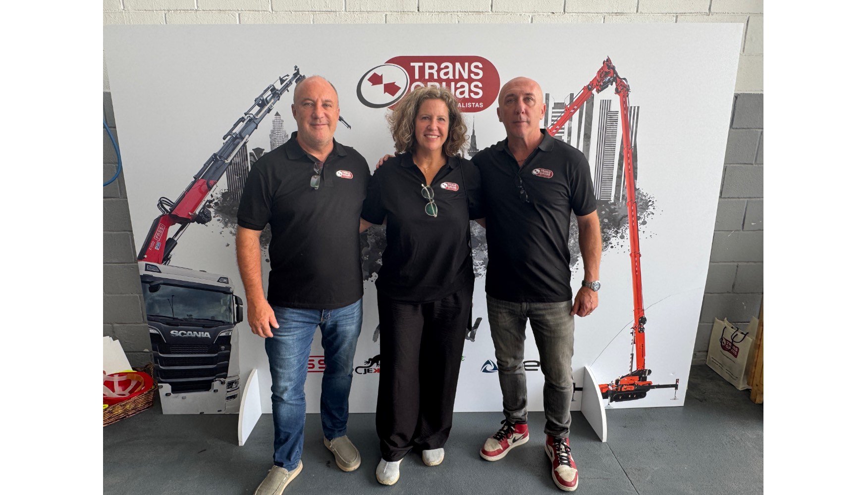 La inauguracin cont con la presencia de la Direccin de la compaa. De izquierda a derecha: Marc, Karen e Ian Trenzano...