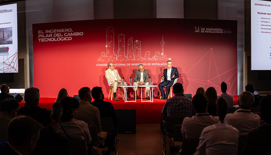 Emilio Gonz�lez, Alfredo Lozano y Miguel del Moral, durante la sesi�n 'El fuego y el veh�culo el�ctrico'