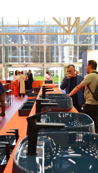 La irrupcin del color en el bao define buena parte de las novedades