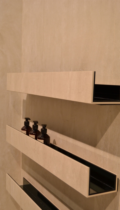 Las superficies cermicas se transforman en piezas activas de la arquitectura interior