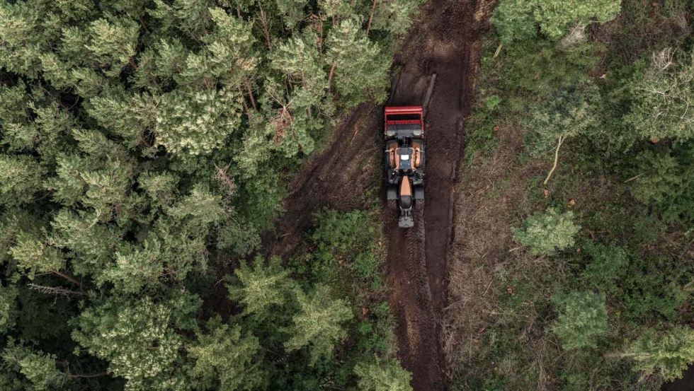 Un tractor agr�cola circula por un bosque n�rdico