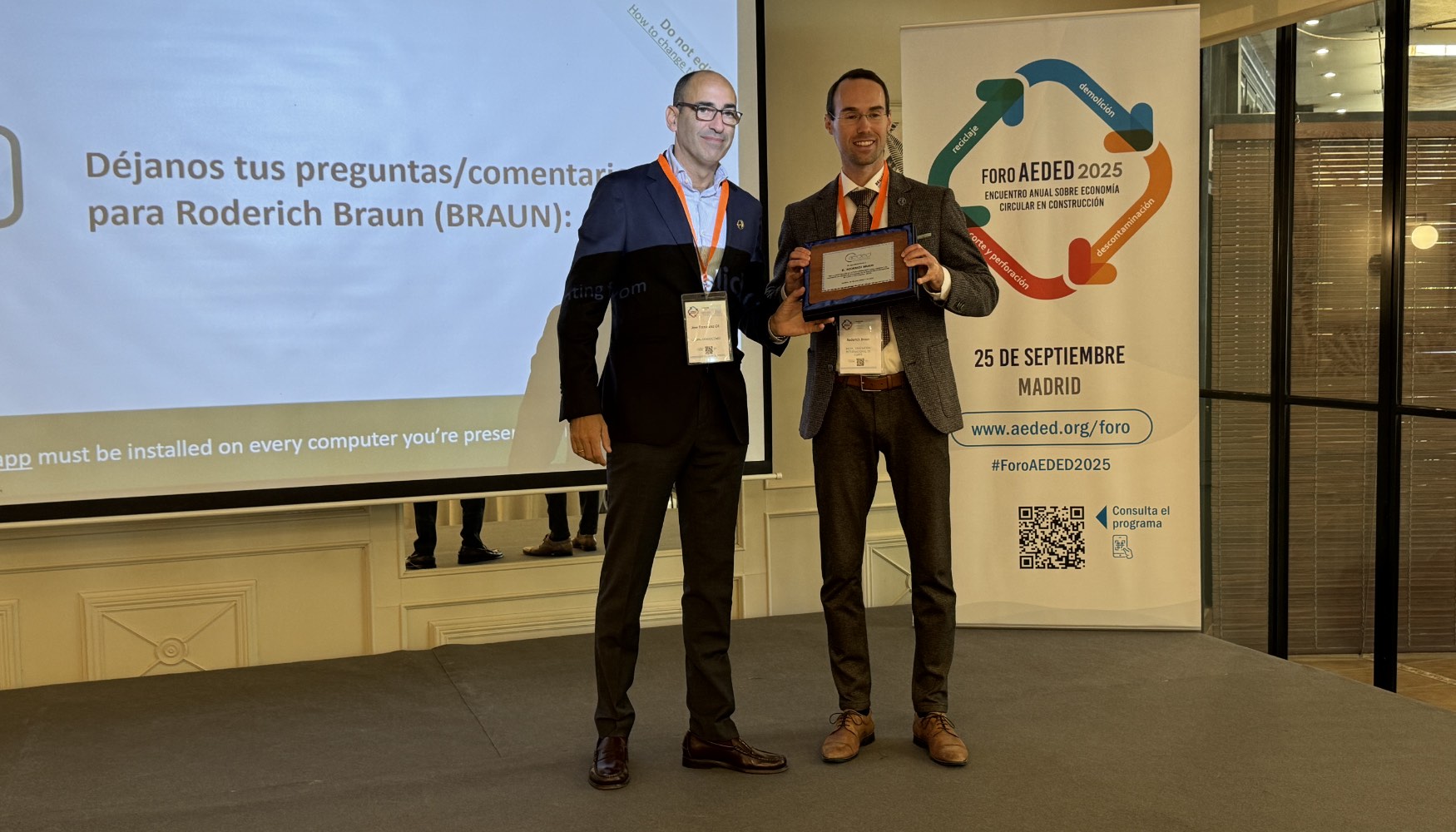 Roderich Braun, presidente de IACDS, recibe un reconocimiento por parte de Jos Fernandez Gil, presidente de Aeded...