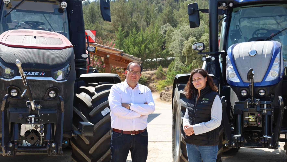 Javier Lodares, director de negocio de New Holland y Case IH para la regin Iberia, y Emilie Maigre, directora de ISAGRI Espaa...