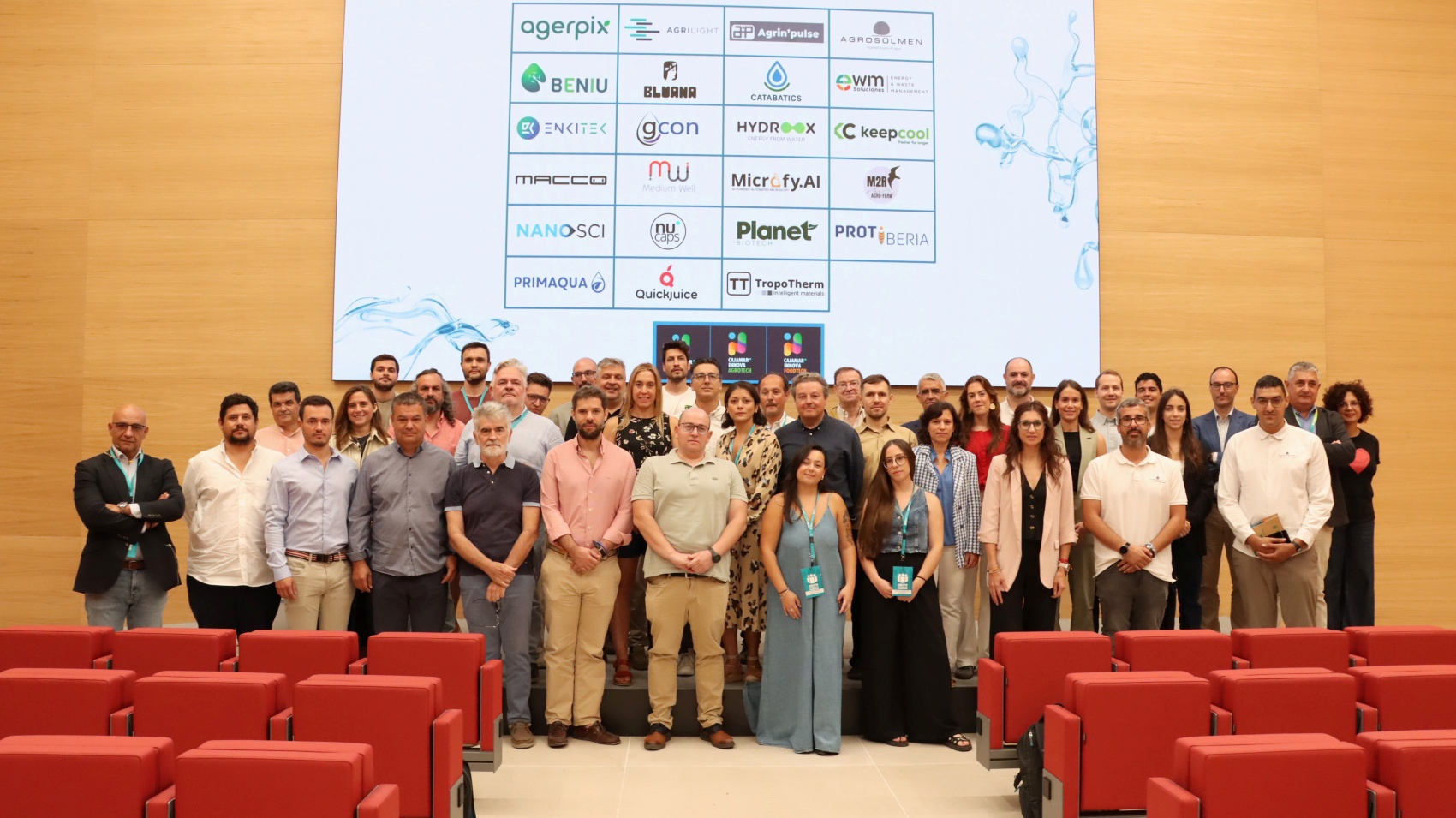 Foto de familia de los responsables de las empresas seleccionadas con los profesionales de Cajamar
