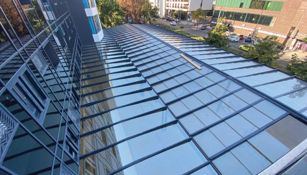 Tecnikor aplic� su techo m�vil TKM con cristal de control solar para cubrir la piscina y la terraza del Hotel Boulevard de Costanza, en Ruman�a...