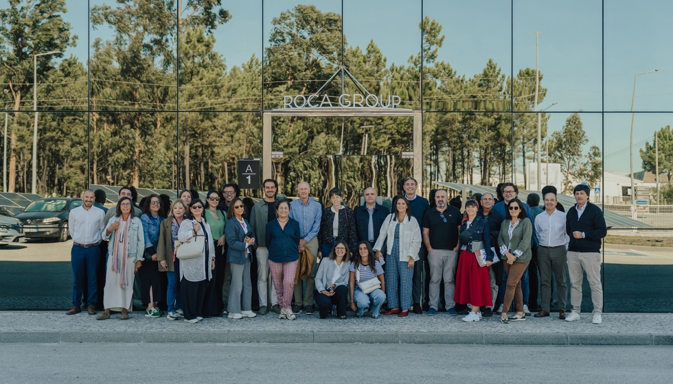 Foto de familia en la fbrica de griferas de Roca en Castanhede