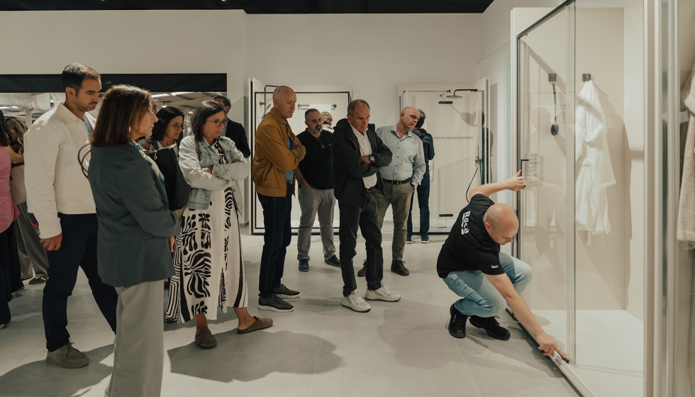 La visita a la fbrica de mamparas finaliz con una visita al showroom en el que se expone la amplia gama de Roca