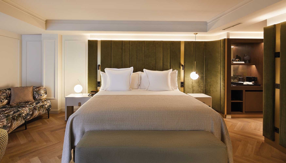 Habitaci�n con pavimento en espiga acabado en tono roble natural, extendido tambi�n a las �reas de ba�o