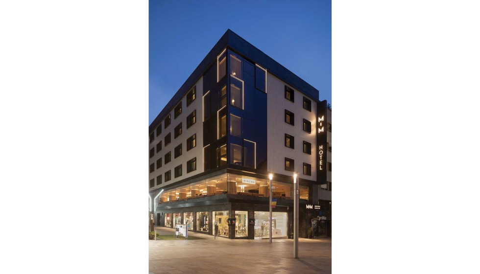 Nueva fachada del edificio compuestas por piezas opacas de gran formato, combinadas con carpinter�as en composite negro...