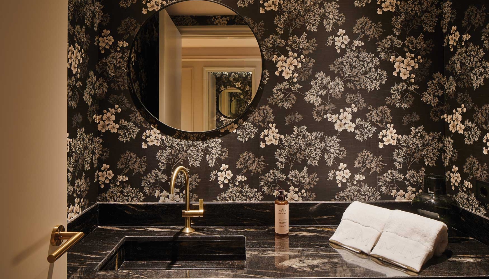 Cuarto de ba�o con paleta de materiales en tonos blanco y negro con vetas doradas