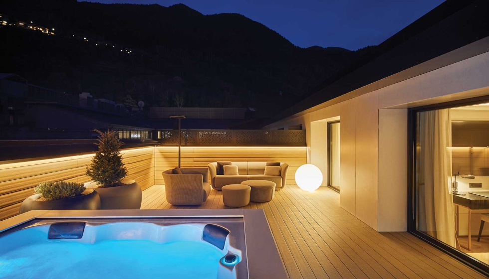 Habitaci�n suite Messi zona exterior con terraza y jacuzzi climatizado