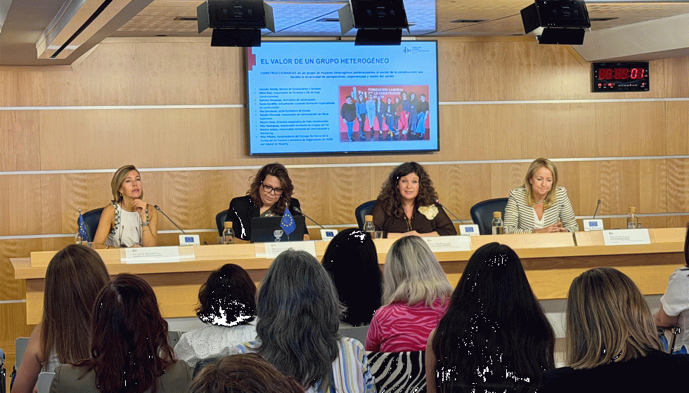 Imagen de la mesa de debate sobre iniciativas dentro del evento final de 'Women Can Build�...
