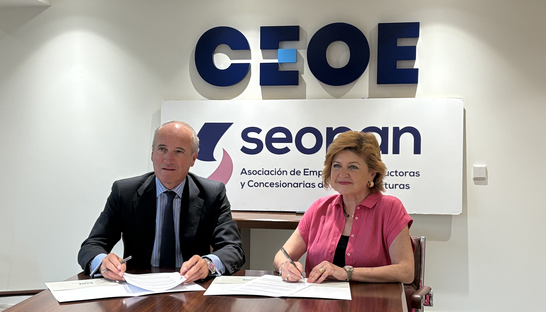 M Teresa Gmez Condado, directora general de Ceoe Campus, y Julin Nez, presidente de Seopan