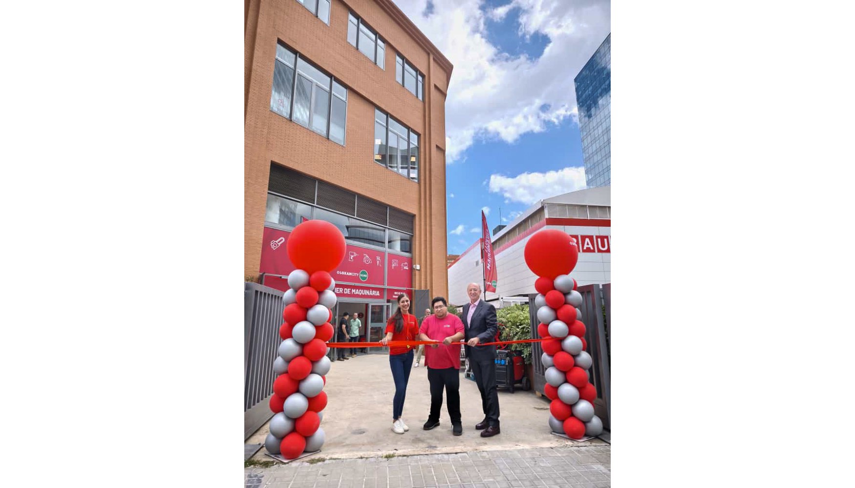 Corte de cinta protocolario de la nueva tienda LoxamHune City en Barcelona con la presencia del CEO de LoxamHune, Luis �ngel Salas (derecha)...