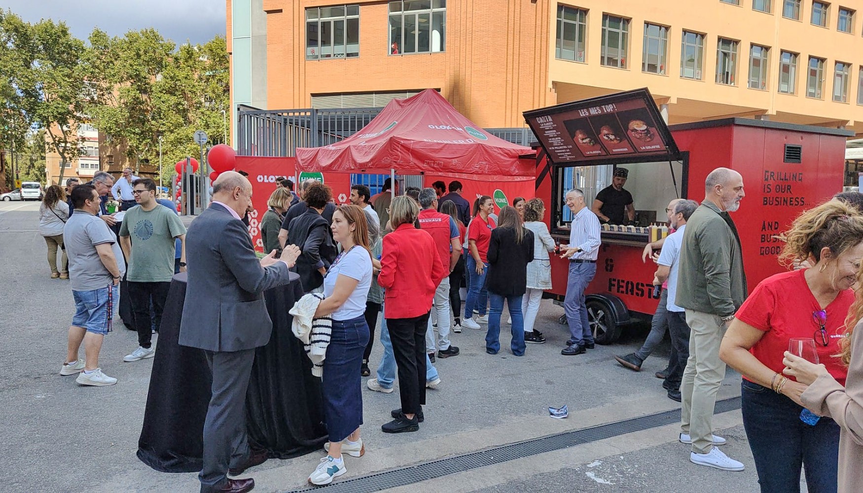 Clientes, colaboradores, personal y directivos de LoxamHune estuvieron presentes en el acto de inauguracion
