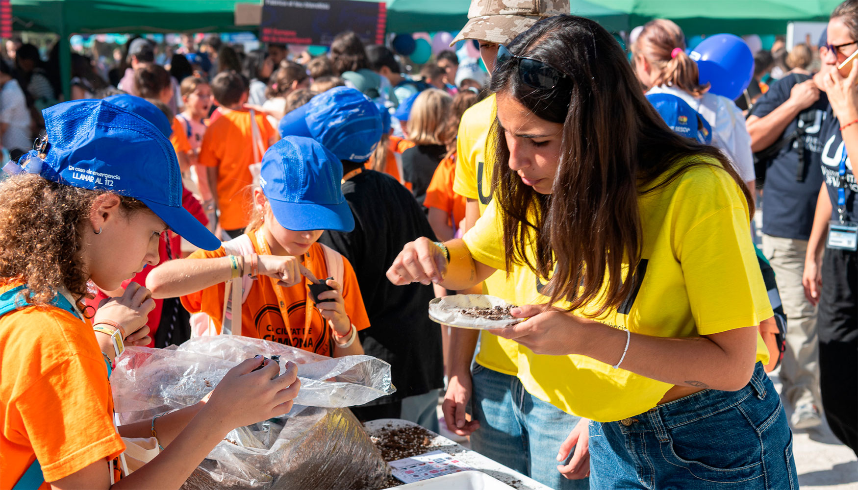 Estudiantes de centros de primaria, secundaria y bachillerato, familias y p�blico general, disfrutaron de actividades festivas y divulgativas...