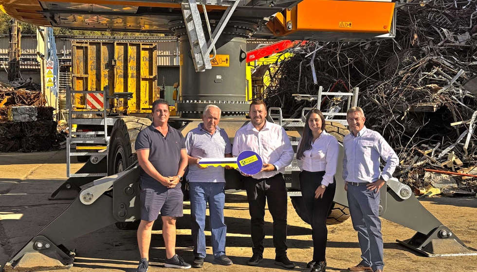 Entrega oficial de la mquina de manipulacin de materiales Liebherr LH 50 M High Rise a Reciclajes Olmedo...