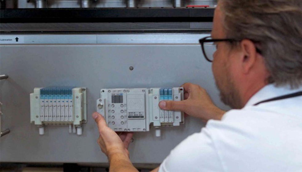 Comparaci�n entre un terminal de v�lvulas convencional de SMC (izquierda) y el sistema de transmisi�n wireless de SMC para entrada/salida (derecha)...