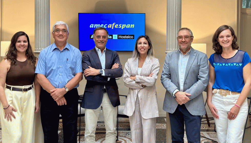 De izquierda a derecha: Esther de la Fuente, key account manager de amec alimentec, aefemac, afespan; Carlos Sebasti�, presidente de afespan; J...