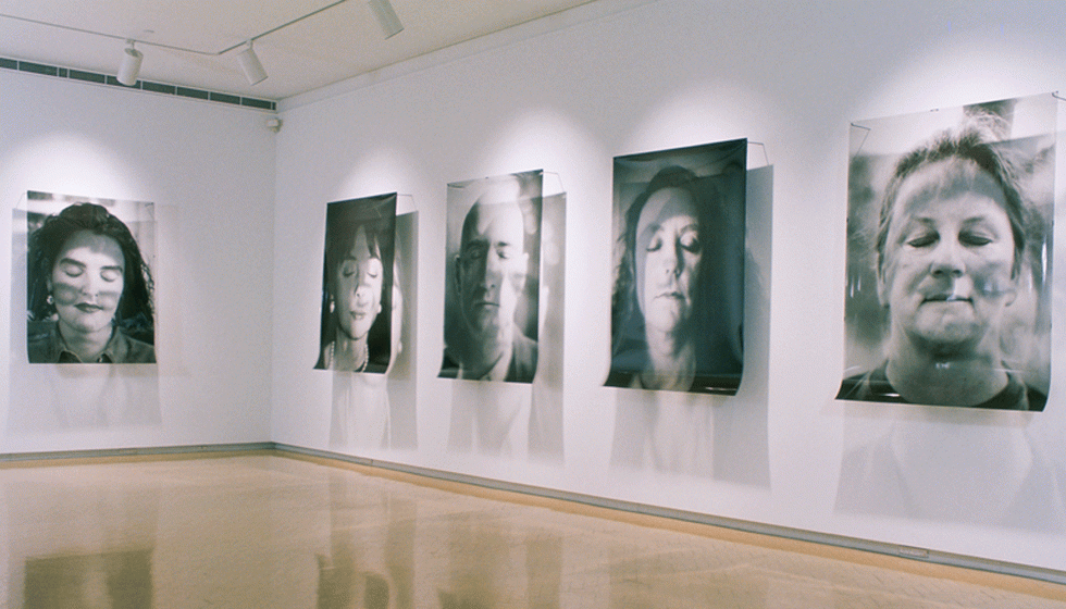 Fotografa impresa sobre textil en gran formato. Fuente: https://www.mca.com.au/exhibitions/photography-is-dead-long-live-photography/...