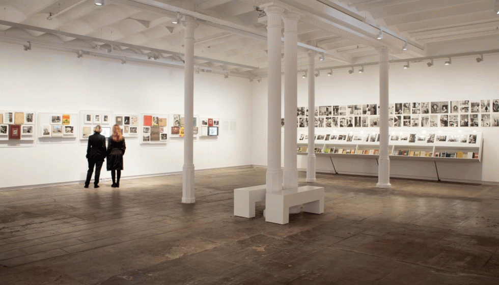 Espacio Foto Colectania. Iluminacin con baadores de luz uniformes en muro. Fuente: https://fotocolectania.org/es/room...