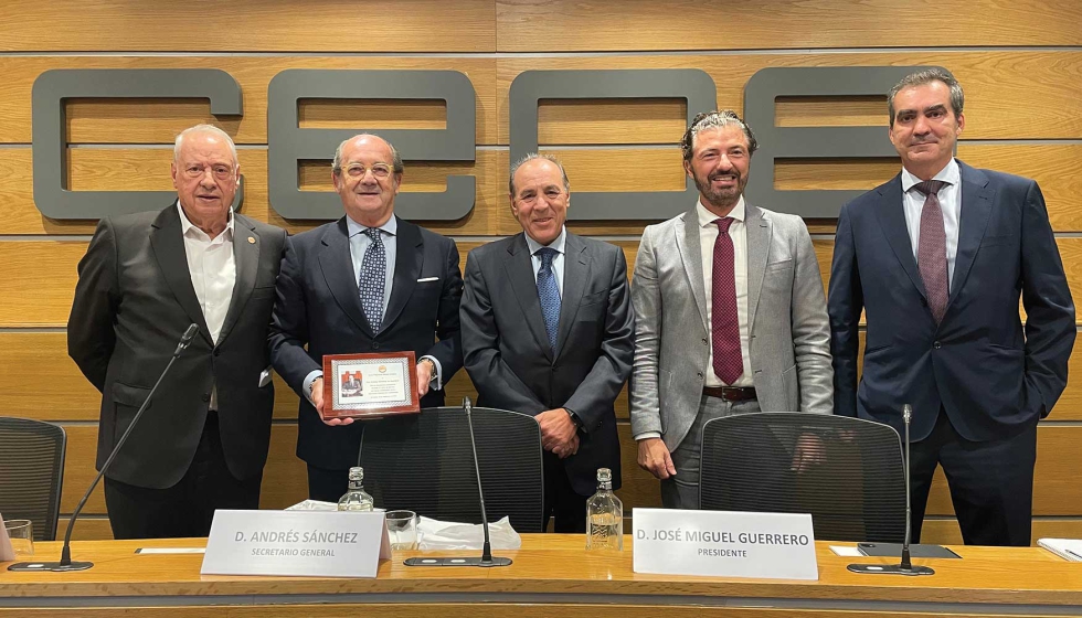 La sala Carlos Ferrer Salat fue el escenario del homenaje a Snchez de Apellniz con motivo de su salida de Confemetal...
