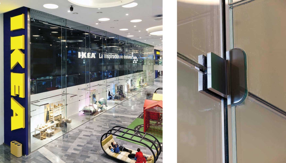 Figura 1: Fachada original en 2011. a. Vista general;. b. Detalle de las cartelas con los insertos. Fotos: Wenzel