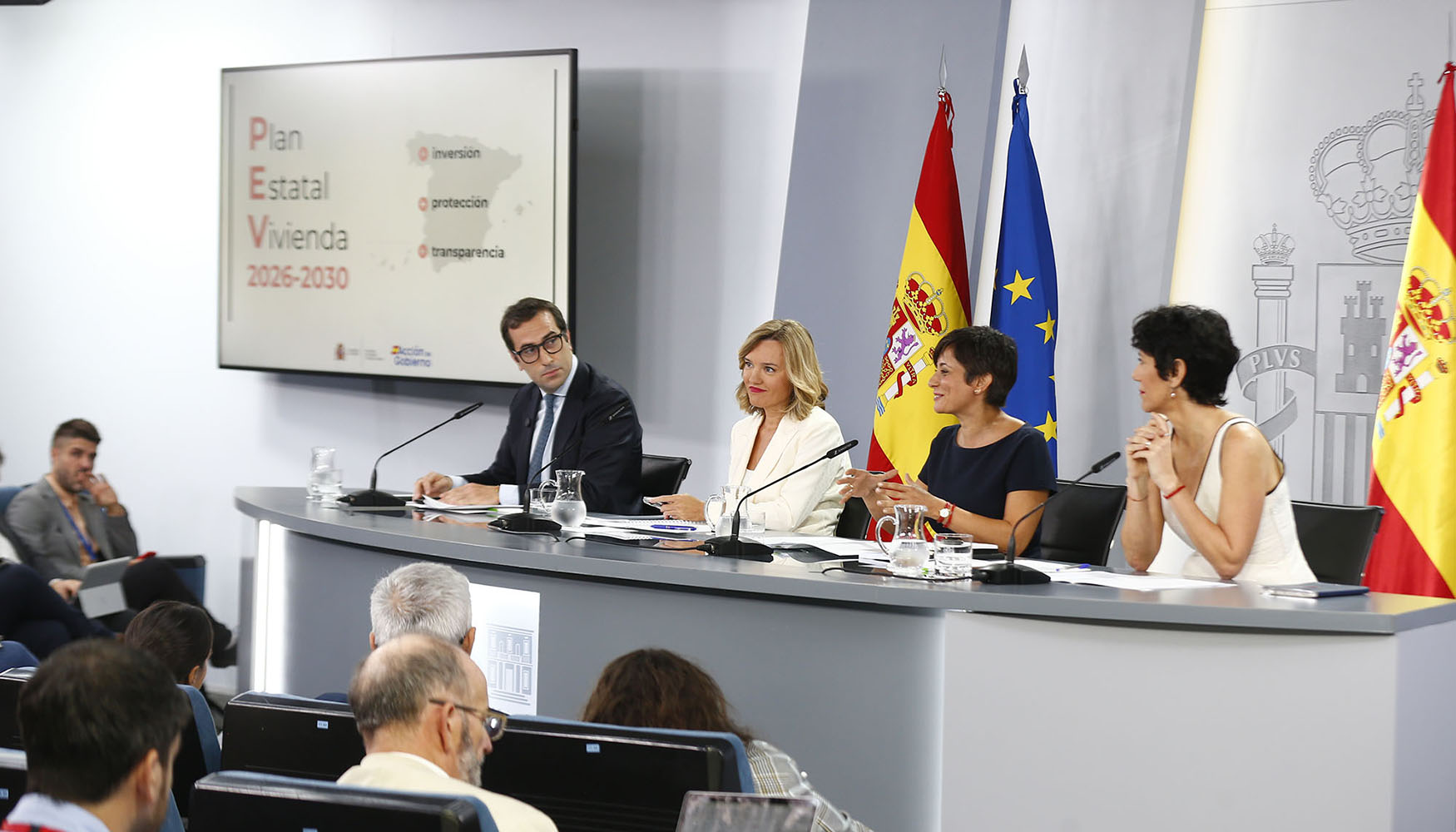 El ministro de Economa, Comercio y Empresa, junto a las ministras de Educacin, Formacin Profesional y Deportes, de Vivienda y Agenda Urbana...