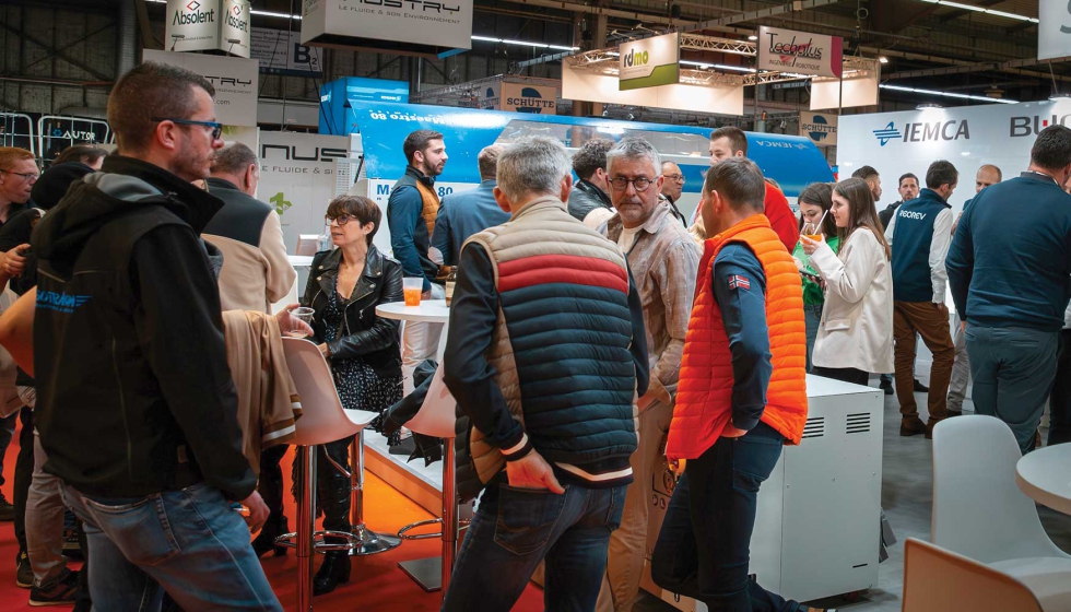 El tama�o �ntimo de la feria Simodec fomenta los encuentros y los intercambios entre profesionales en un ambiente estudioso pero relajado...