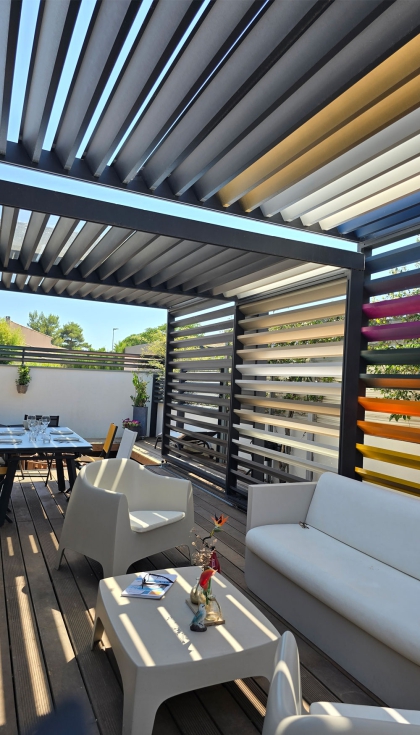 Las prgolas bioclimticas correderas de JHM Concepteur se adaptan a las necesidades y deseos del usuario, con lamas laterales o de techo de aluminio...