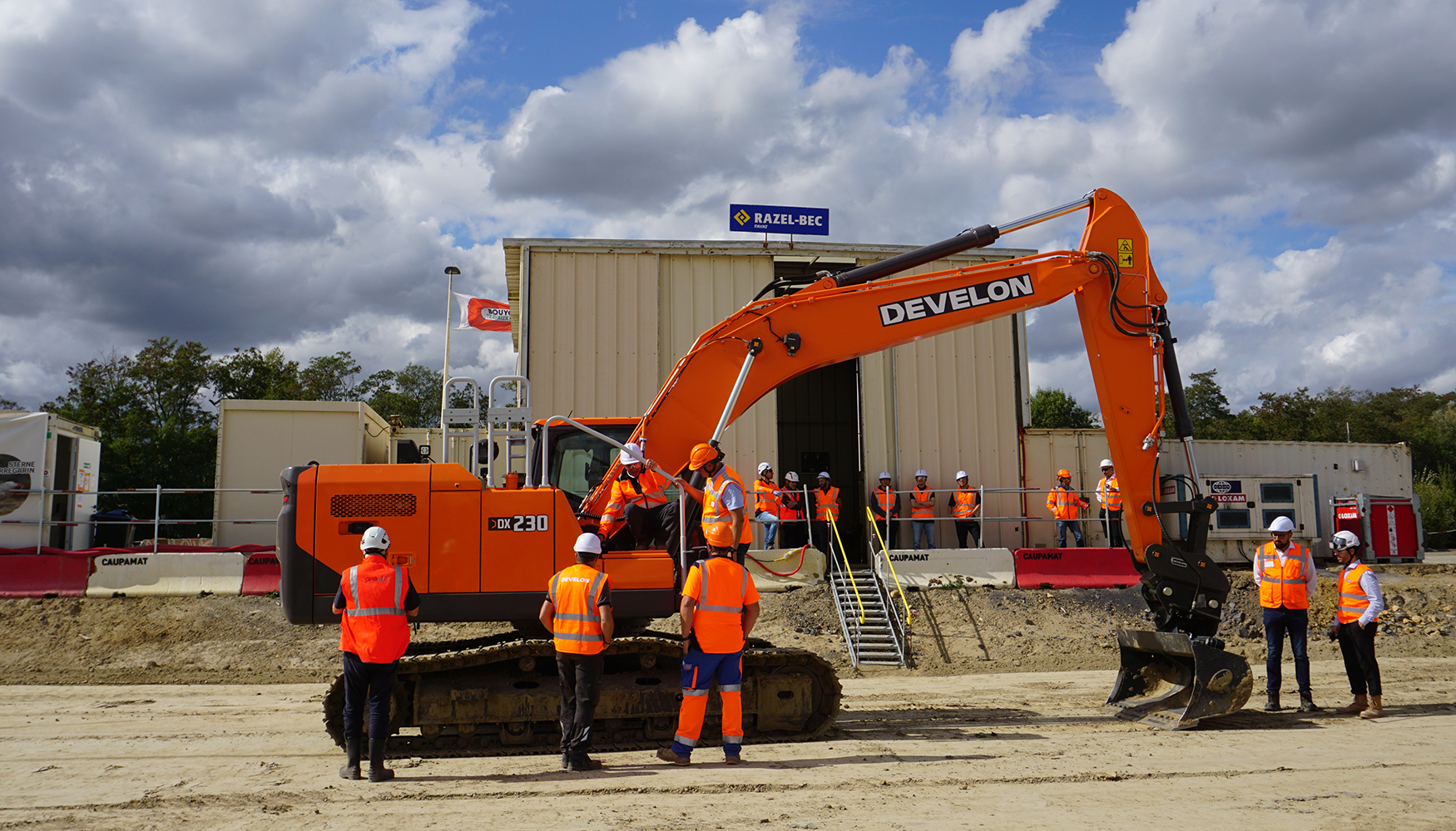 Las pruebas se han llevado a cabo con una excavadora DX230LC-9