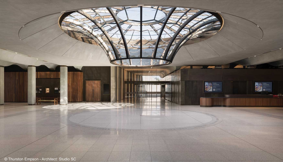 'The Oculus' consiste en un elemento central esfrico de vidrio con un dimetro de tres metros y diecisis hojas de vidrio de doble curvatura...