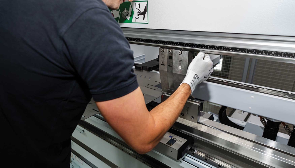 Con la funcin Bend Guard de Trumpf, las cmaras y los sensores matriciales supervisan el rea de trabajo de la mquina...