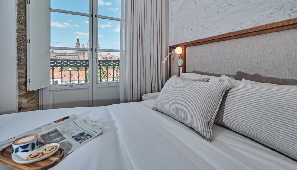 Habitaci�n con vistas directas hacia las torres gemelas de la Catedral de Santiago...