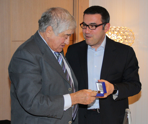 Pedro Garca Moya, presidente honorfico de Confemadera, recibiendo un obsequio