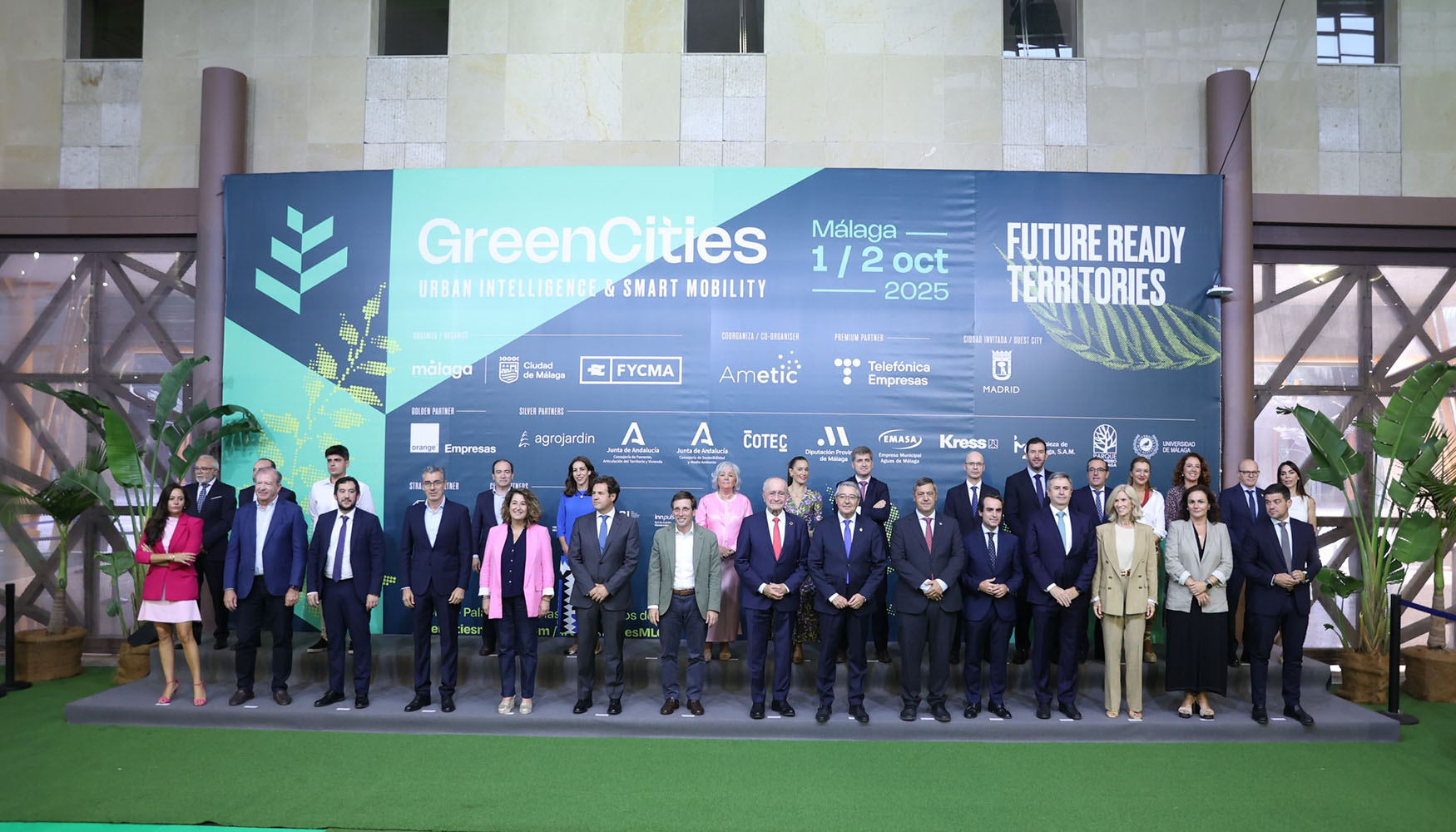 Foto de familia de los participantes en la inauguracin oficial de Greencities 2025