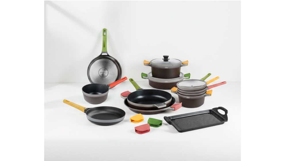 Revolutline combina lneas arquitectnicas en grises y negro con asas, mangos y siliconas de colores