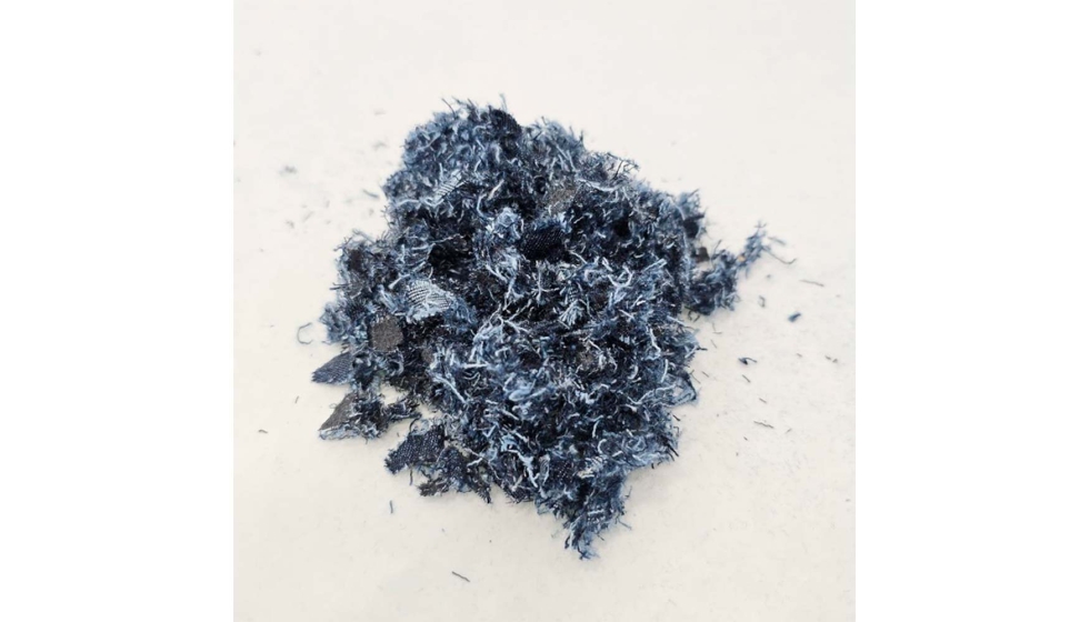 Residuo de denim tras el proceso de triturado en la planta de AITEX