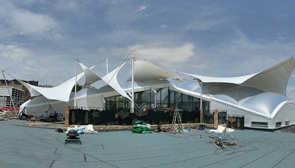 Mo�ita ha instalado cinco grandes velas sobre el nuevo lucernario de ETFE instalado en 2023 en el centro Comercial La Vaguada, de Madrid...