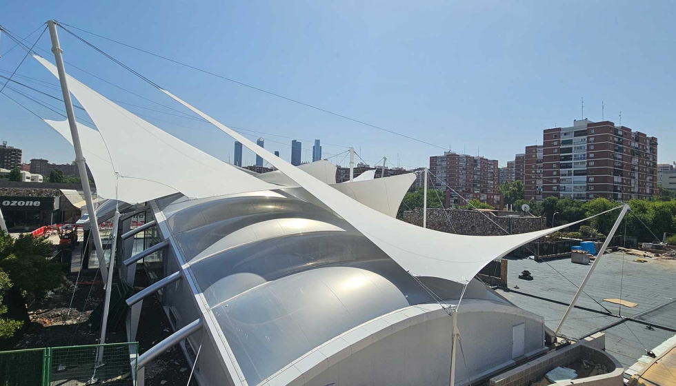 Las velas instaladas por Mo�ita ten�an como objetivo reducir la radiaci�n solar sobre el nuevo lucernario de ETFE y conservar la coherencia est�tica...