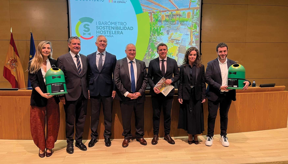 Foto de familia de las autoridades y representantes de Ecovidrio y Hostelera de Espaa en la presentacin del I Barmetro de la Sostenibilidad...