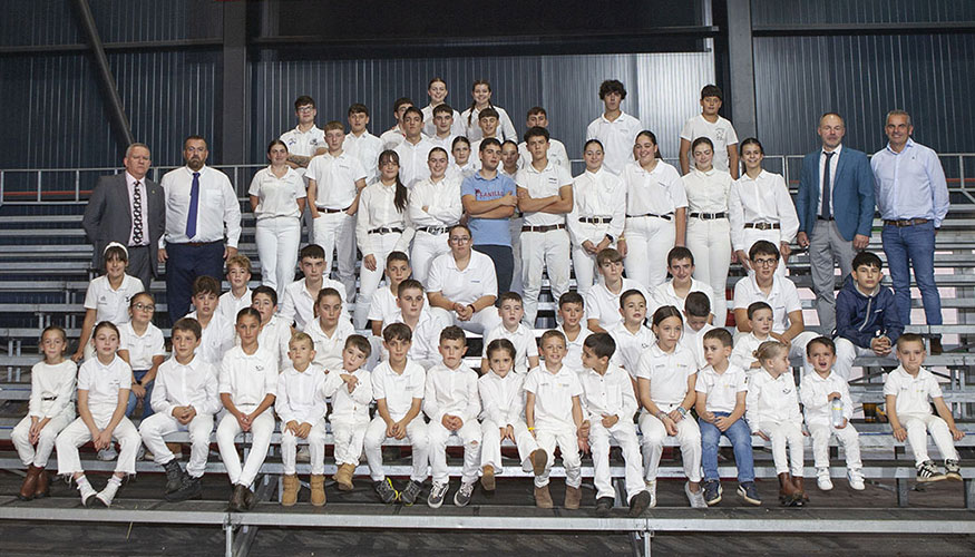 Foto de familia de los participantes en el 24Campeonato Nacional de Manejadores