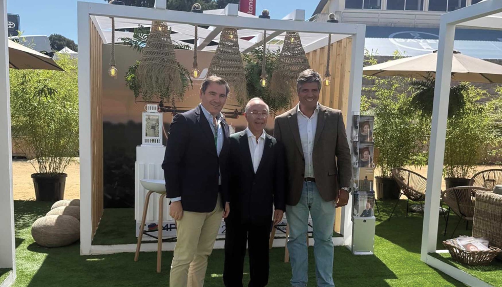 Firmino Cordeiro, diretor-geral da AJAP, Marques Mendes e Henrique Silvestre Ferreira, presidente da AJAP Firmino Cordeiro, diretor-geral da AJAP, Marques Mendes e Henrique Silvestre Ferreira, presidente da AJAP