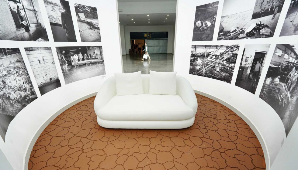 Memorial de Temasdos con el sof DANA para homenajear el poder de resiliencia de la industria valenciana