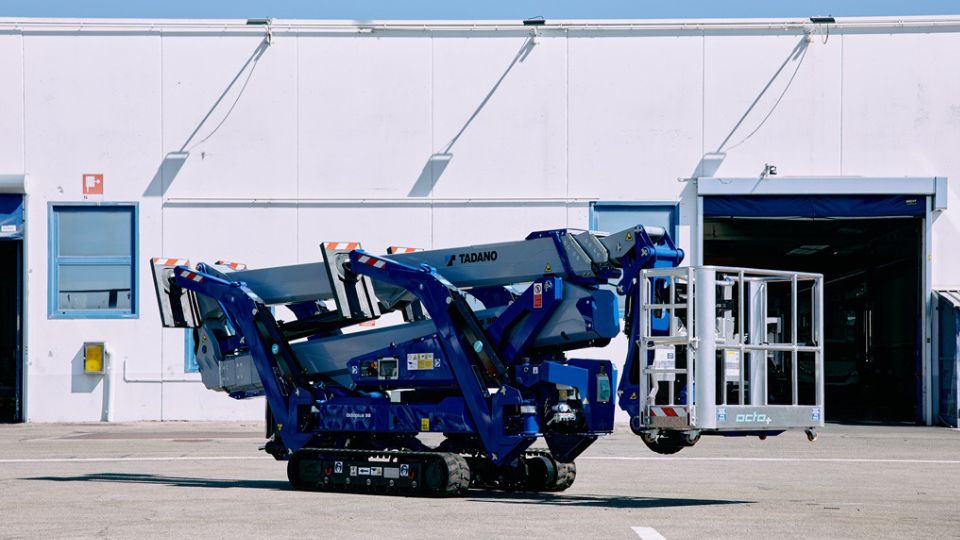 Combina um alcance de trabalho de mais de 16 metros, uma capacidade mxima de carga de 280 kg e dimenses ultracompactas...