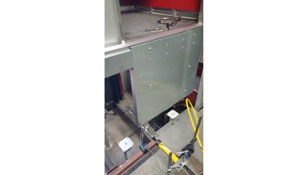 Figura 2. Aplicacin de carga y medida de deformacin en faldn