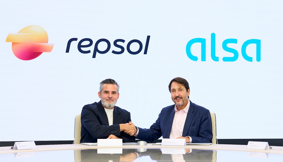 El director general de Cliente de Repsol, Valero Mar�n y el consejero delegado de Alsa, Francisco Iglesias en el acto de firma del acuerdo...