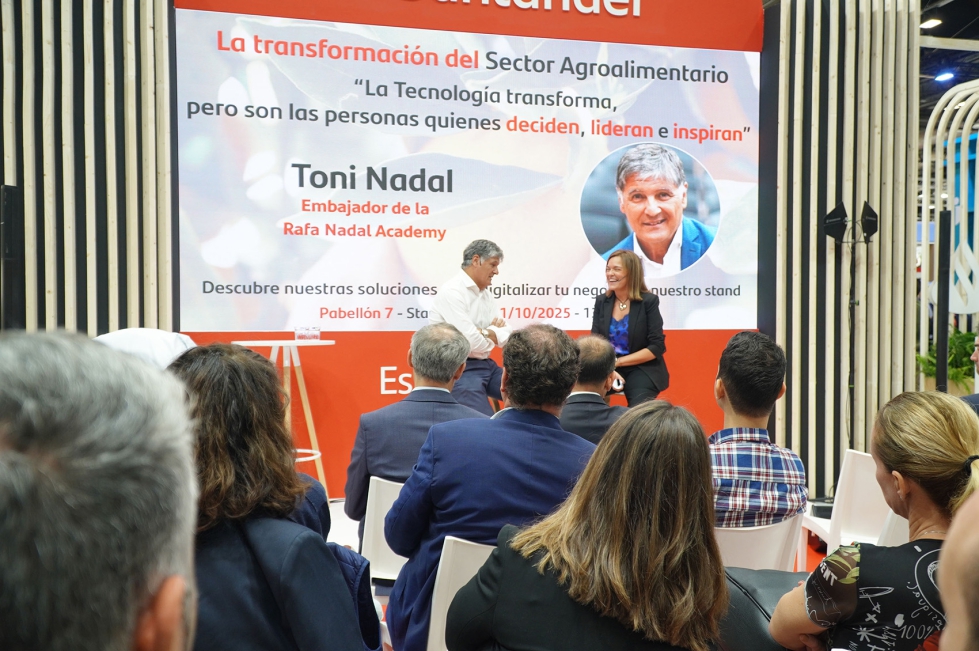 Toni Nadal y Lorena Ruiz, directora de Negocio Agroalimentario de Santander, durante las jornadas celebradas en Fruit Attraction 2025...