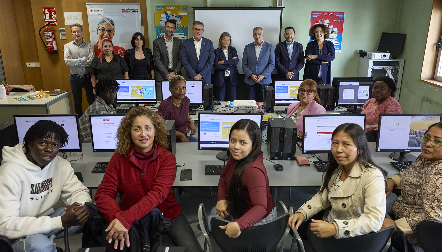 Los consejeros Chivite y Garc�a, junto con directivos de sus departamentos y responsables de Cruz Roja Navarra...
