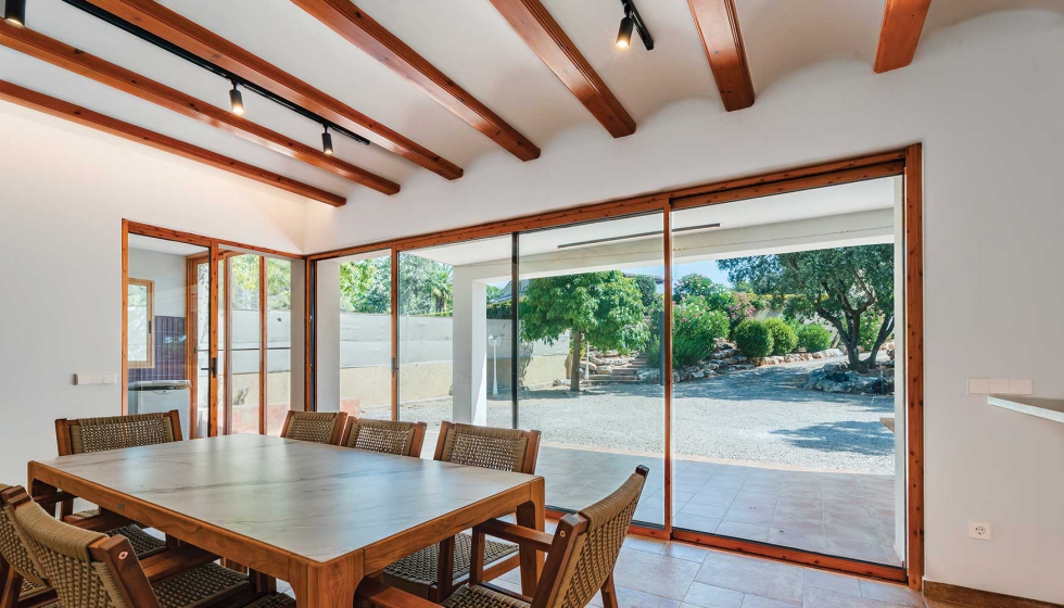 Ejemplo de aplicacin de la serie E-140 de Extrual, con las hojas embebidas en el tabique...